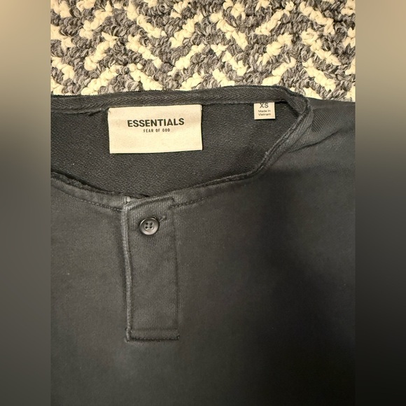 ESSENTIALS FEAR OF GOD Henley Cropped Long Sleeve in Vintage/Washed Black SZ XS - Picture 2 of 6